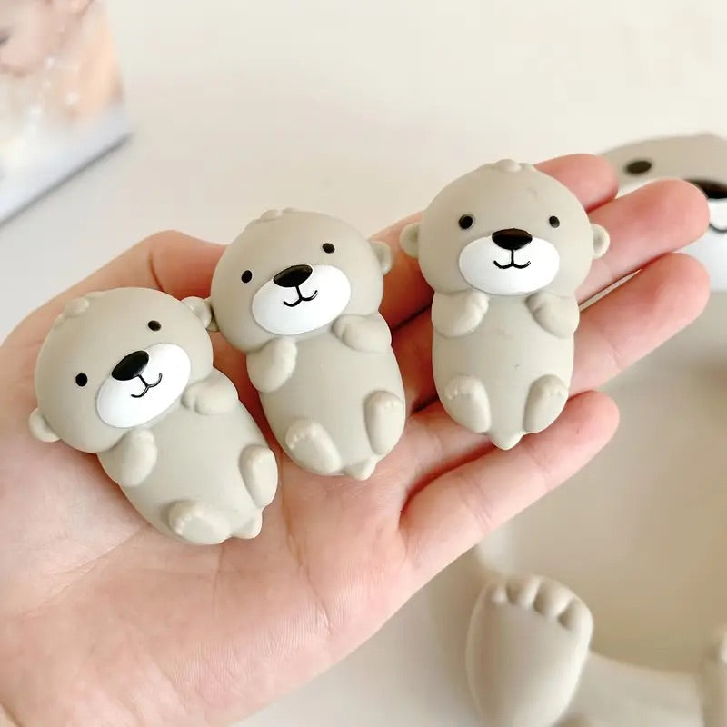 浮かぶカワウソの親子セット